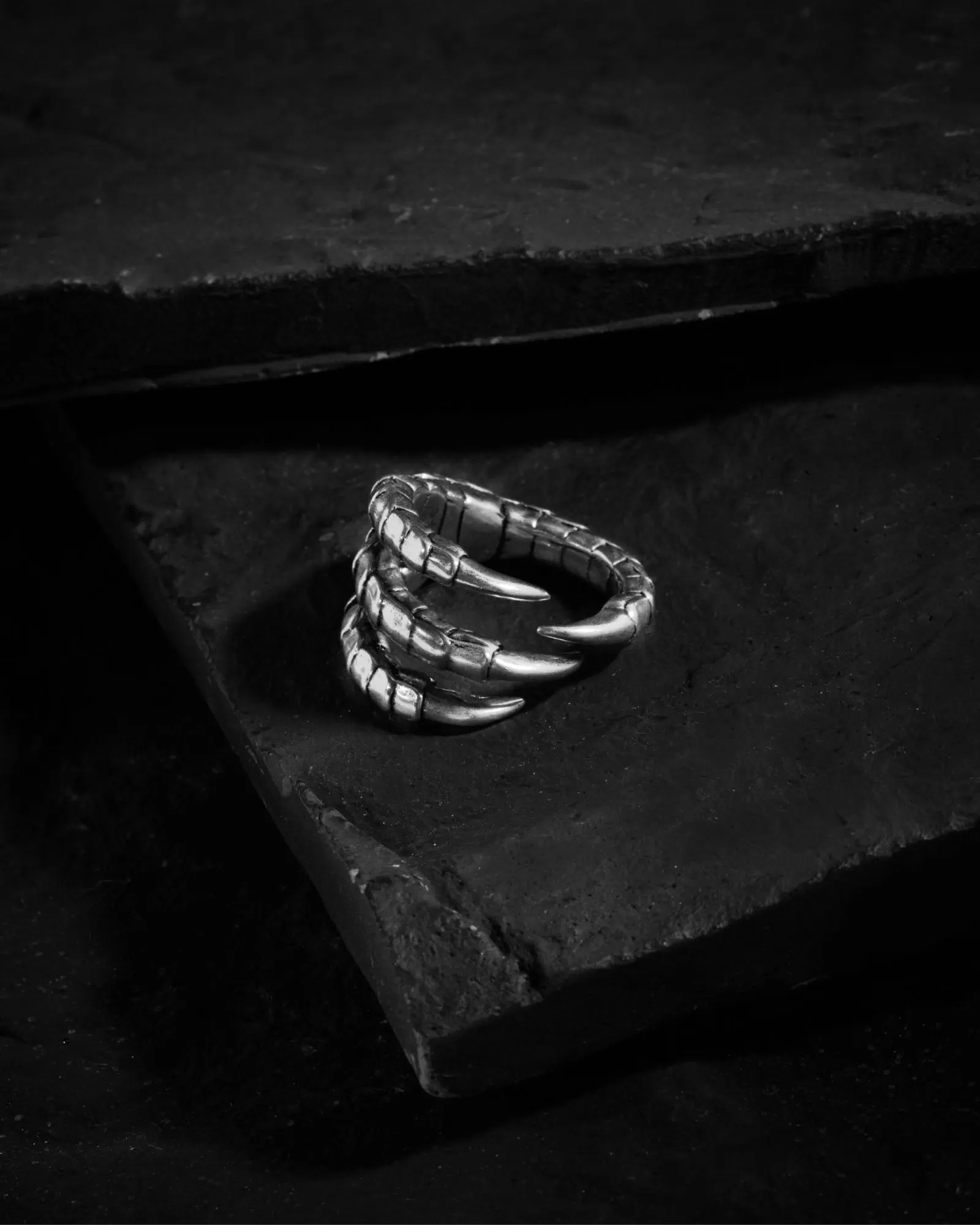 Quell Claw Ring